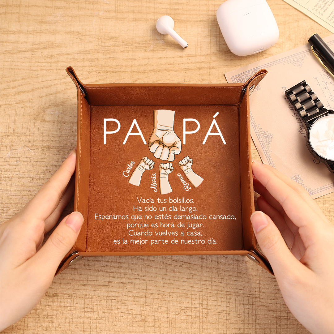 Bandeja vaciabolsillos de cuero personalizada para papá grabada con 1–6 nombres y diseño de choque de puños
