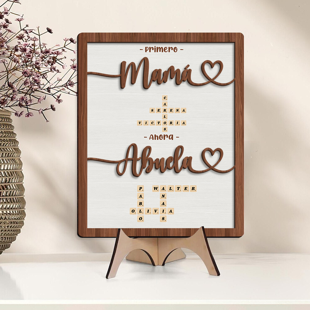 Marco decorativo personalizado de madera «Primero mamá, ahora abuela» con nombres en forma de crucigrama