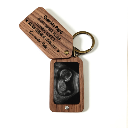 Llavero de madera personalizado con foto para papás y mamás primerizos