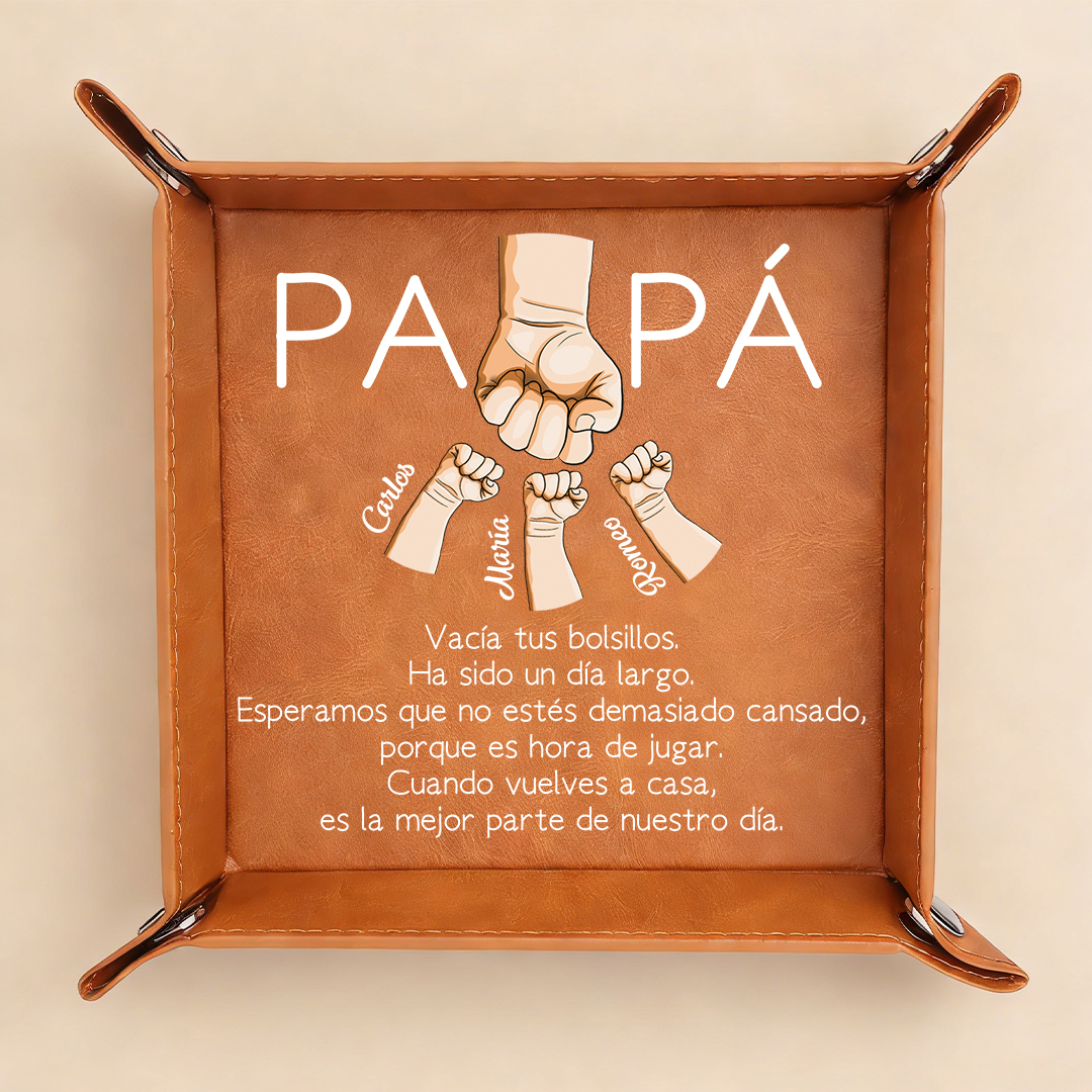 Bandeja vaciabolsillos de cuero personalizada para papá grabada con 1–6 nombres y diseño de choque de puños