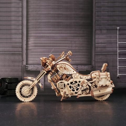 ROKR Cruiser Motorcycle LK504 houten motorfiets op donkere showroomvloer