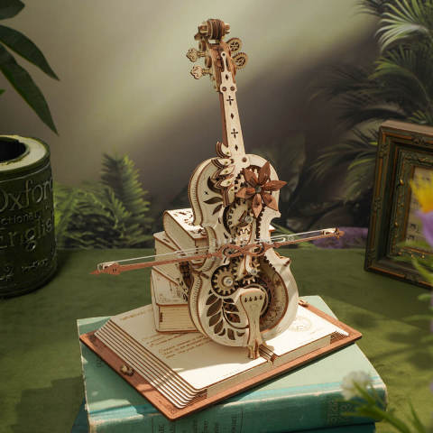 ROKR Magic Cello AMK63 houten cello model op groene display achtergrond