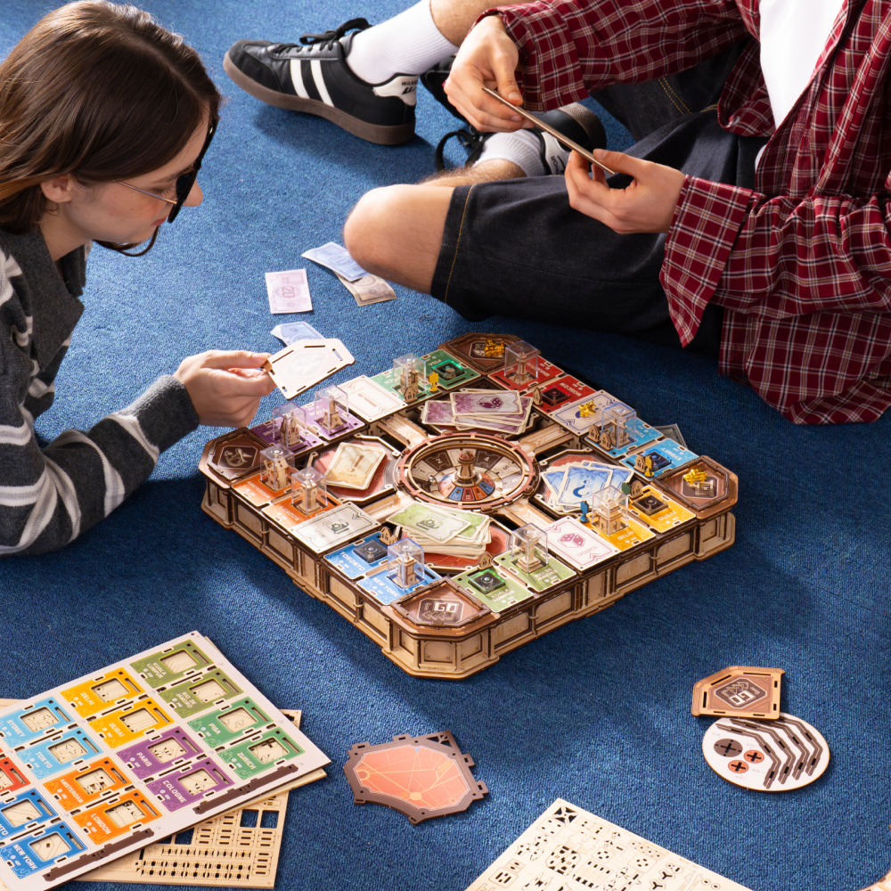 Les personnes manipulant les composants de Fortune Quest EGM01 à côté du plateau assemblé et des feuilles de bois