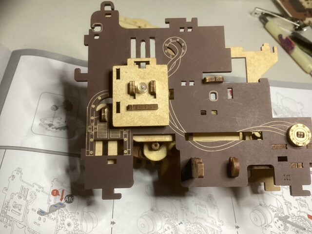 Troubleshooting photo of the ROKR Dream Gift Factory gift cover mechanism