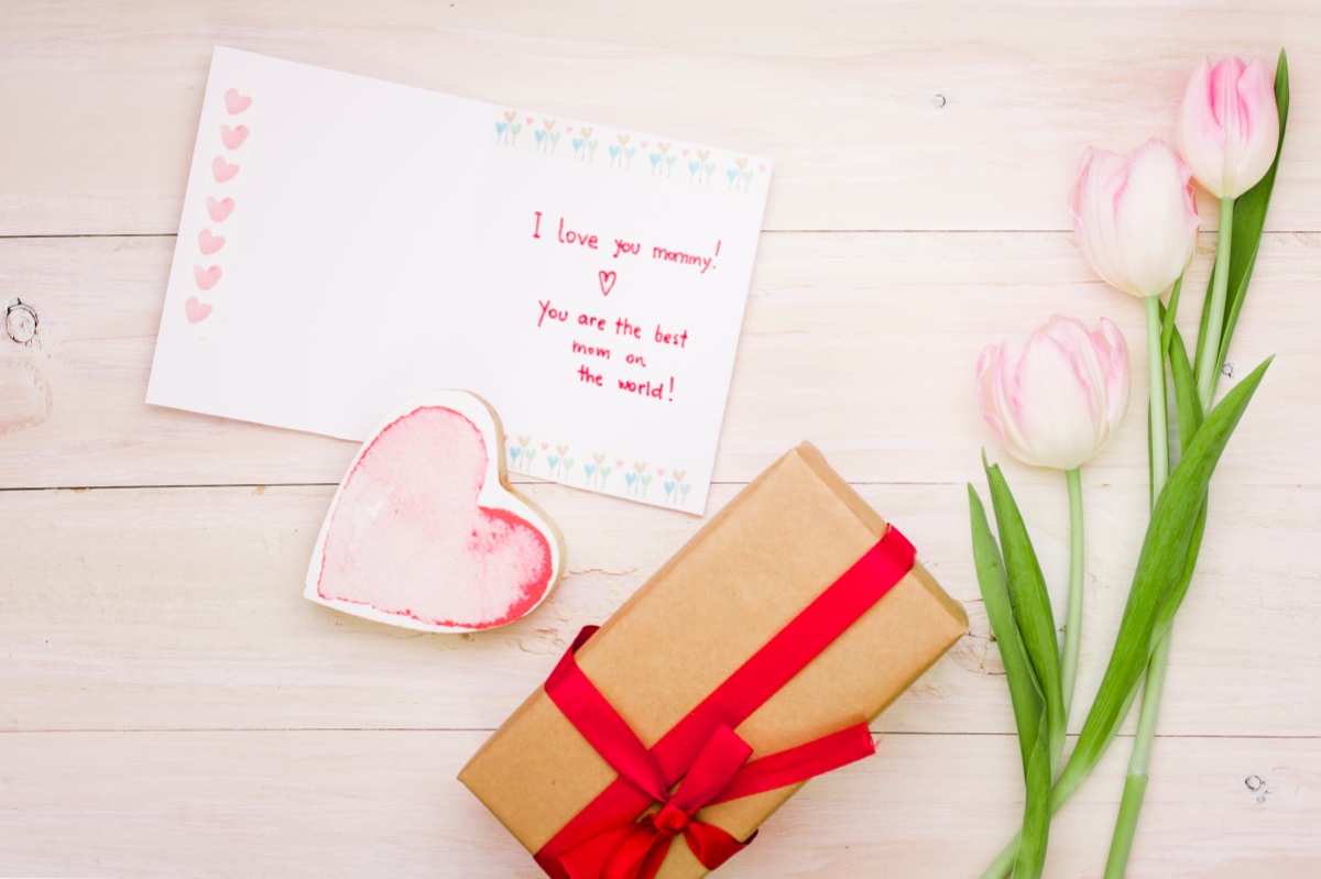 A heartfelt, handwritten note or card for Mom as a mother's day gift