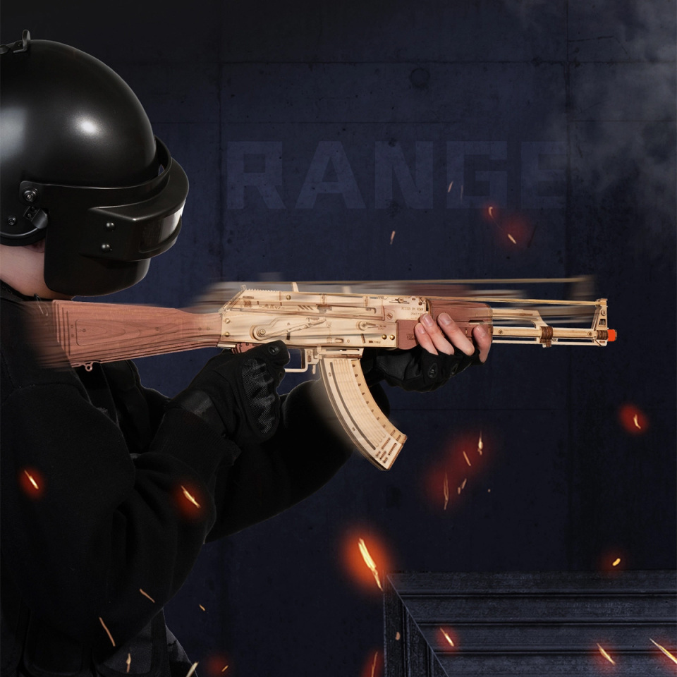 ROKR AK-47 LQ901 speelgoedgeweer heldenfoto vastgehouden in een donkere schietscene