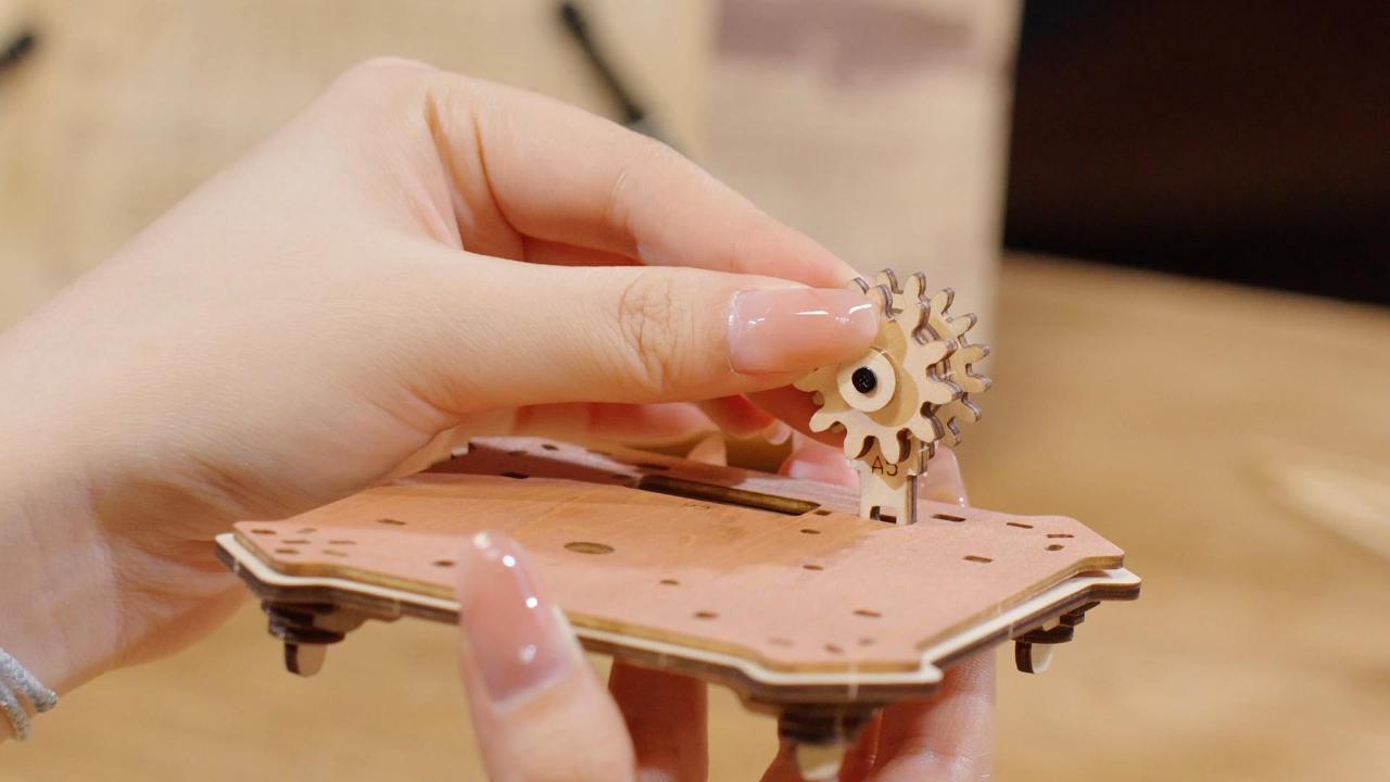 Assembling ROKR Diva Gramophone