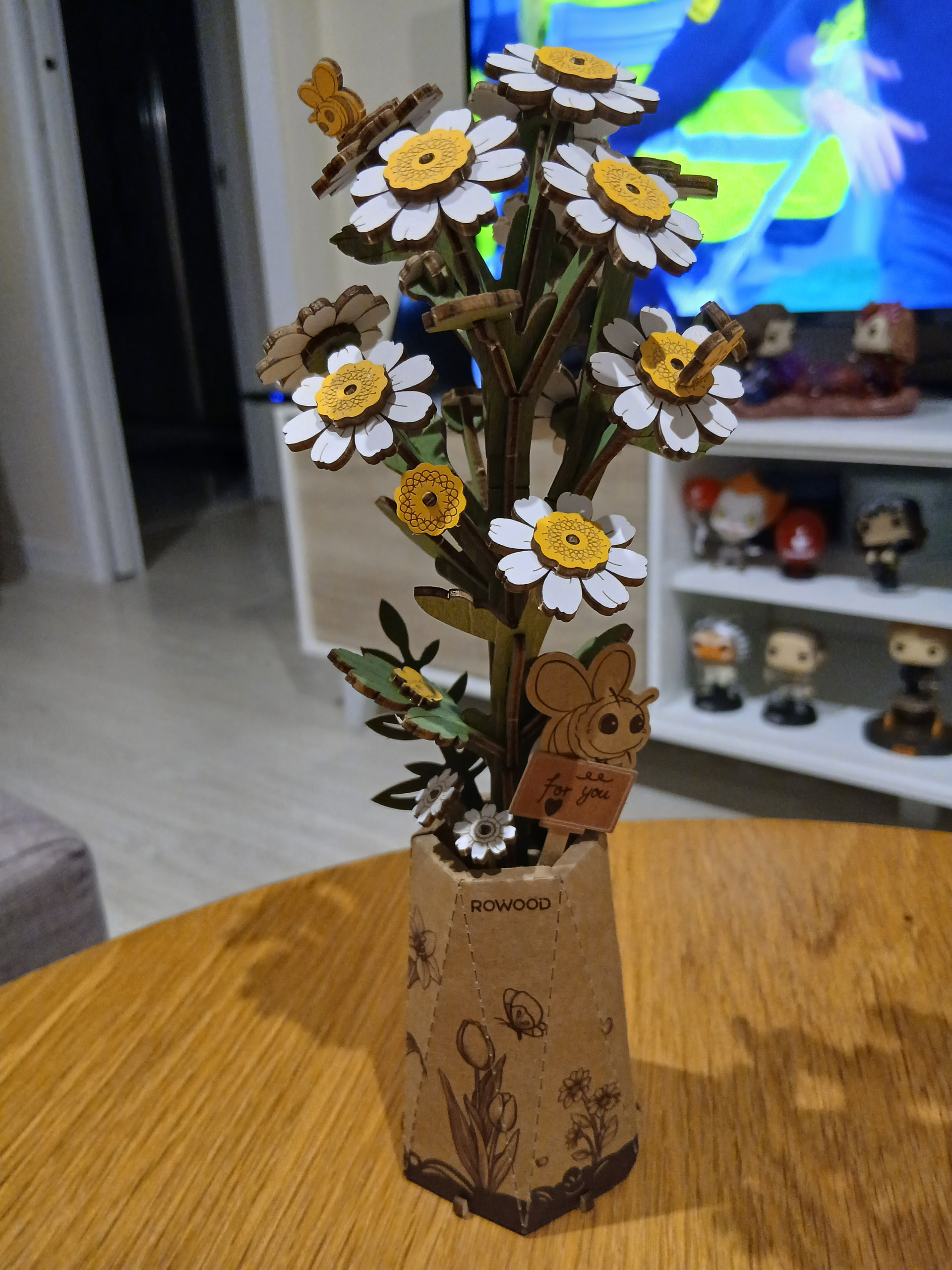 TheToday&rsquo;s finished Rowood Chamomile wooden flower model with the bee and sign combined on the front