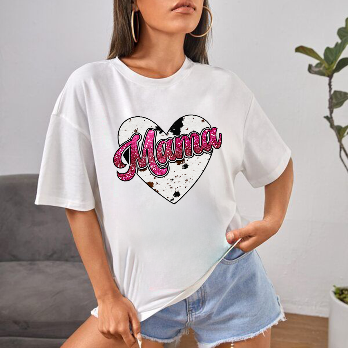 Casual T-Shirt With A Cow-Patterned Heart Pattern And A Shiny Rose-Red "Mama" Slogan.