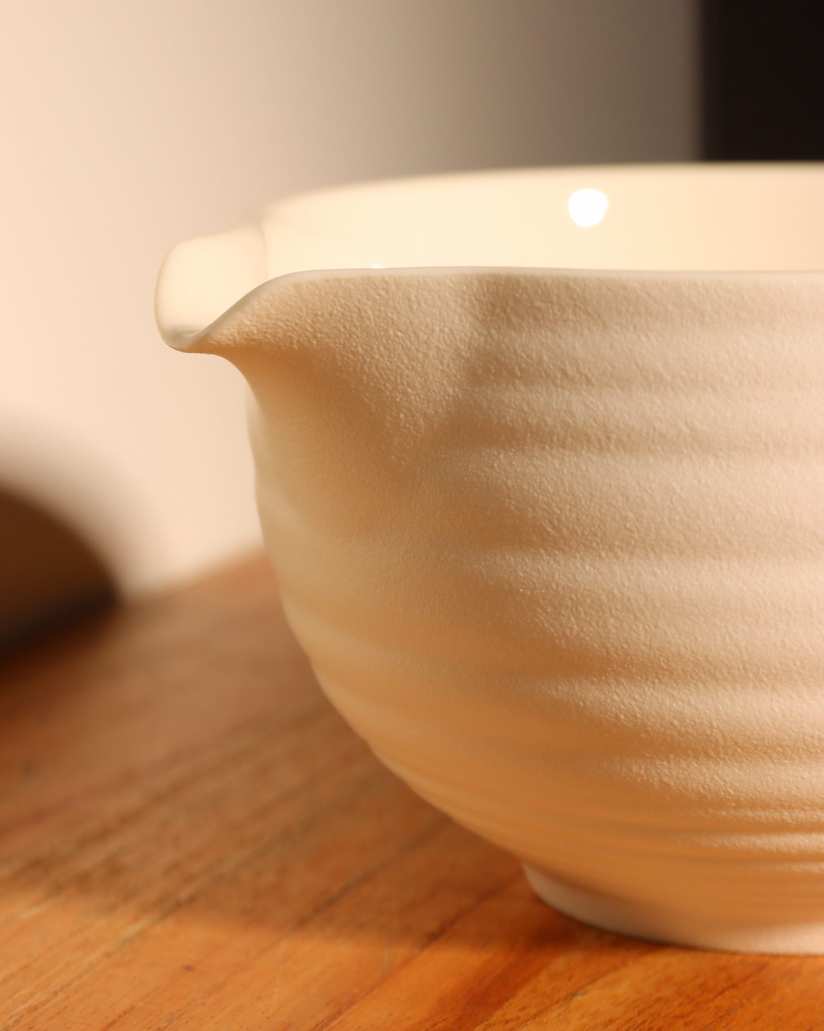 Cream Ceramic Matcha Bowl (Chawan) with Pouring Spout – 500ml