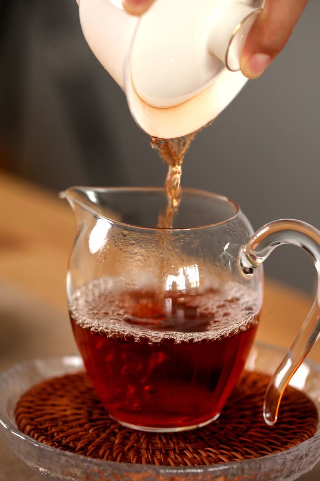  A traditional Chinese tea setup featuring a Gaiwan, Justice cup, and freshly brewed Pu’er tea, capturing the essence of Gongfu Cha brewing.