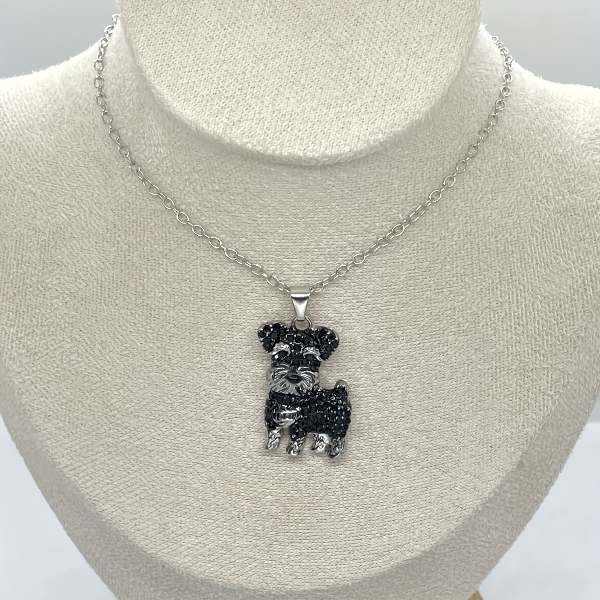 🎁 48% sleva na všechny produkty ! 🐾 Roztomilý knírač černý a bílý štrasový náhrdelník s přívěskem ✨