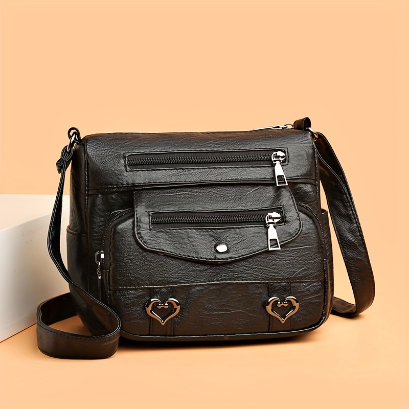 🎀Retro crossbody kabelka s více kapsami, taška přes rameno z měkké PU kůže, dámská kabelka s kovovým srdcem 💼