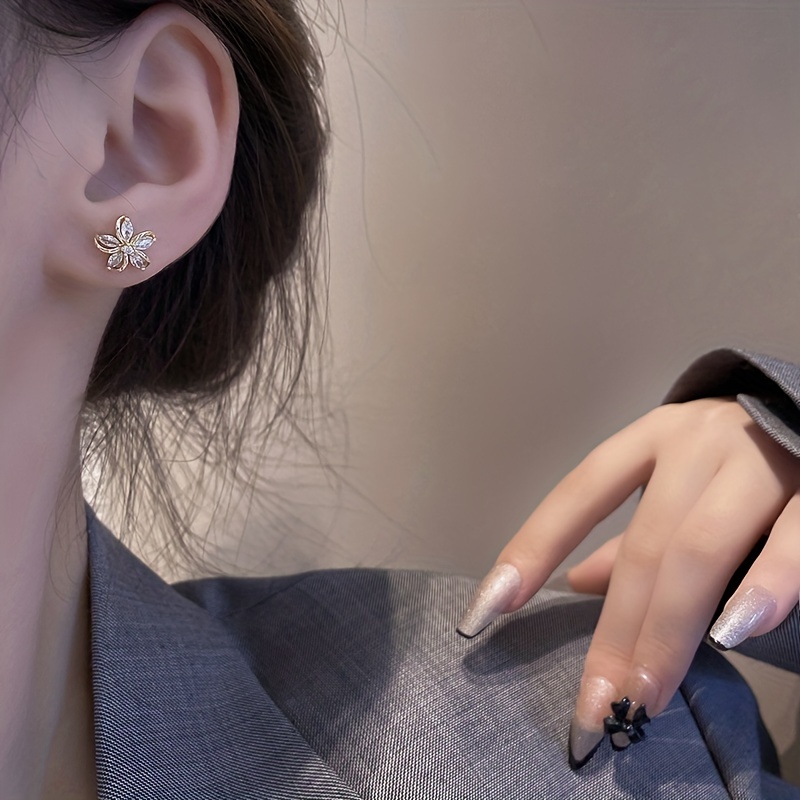 🎁 50% sleva na všechny produkty ! ✨Lesklý jemný květinový design sexy a roztomilé stylové dámské náušnice pozlacené 14K zlatem💖