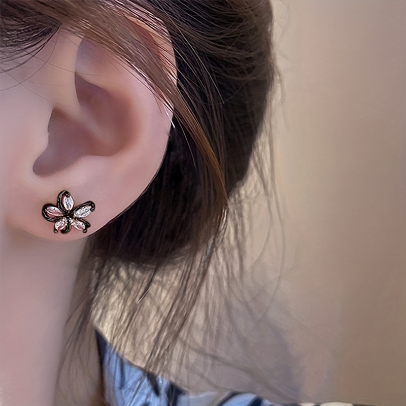 🎁 50% sleva na všechny produkty ! ✨Lesklý jemný květinový design sexy a roztomilé stylové dámské náušnice pozlacené 14K zlatem💖