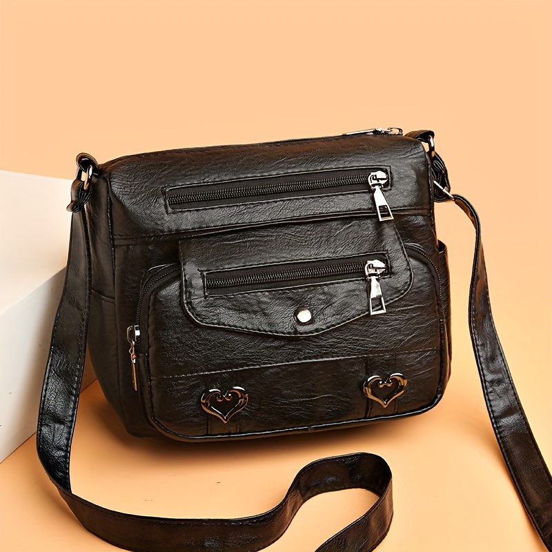 🎀Retro crossbody kabelka s více kapsami, taška přes rameno z měkké PU kůže, dámská kabelka s kovovým srdcem 💼