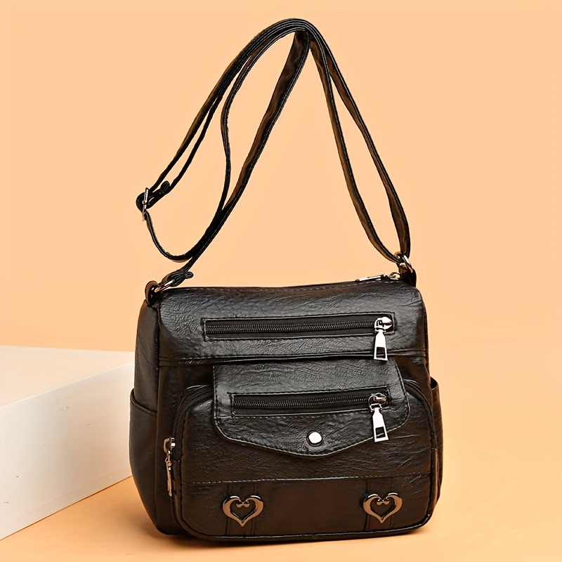 🎀Retro crossbody kabelka s více kapsami, taška přes rameno z měkké PU kůže, dámská kabelka s kovovým srdcem 💼