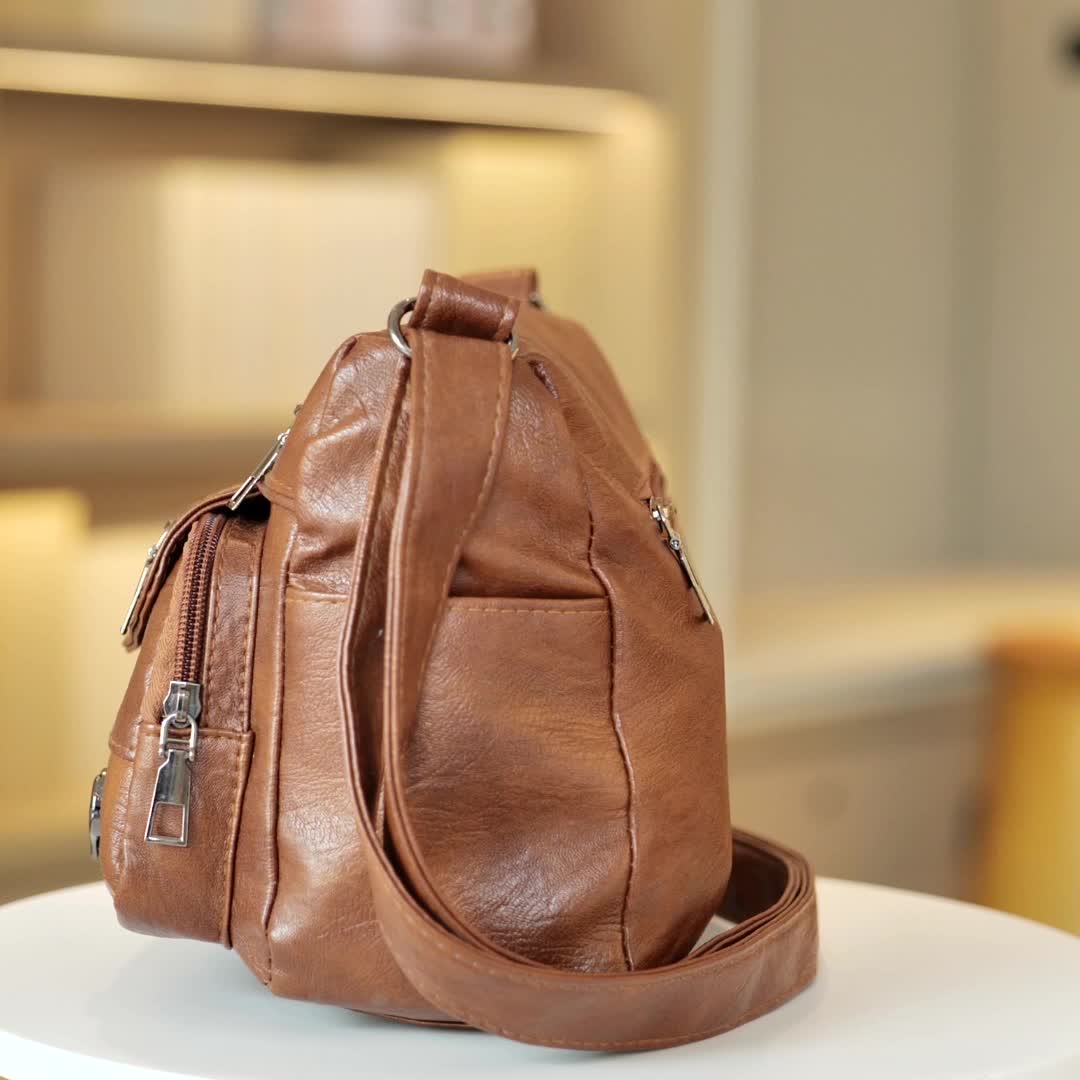 🎀Retro crossbody kabelka s více kapsami, taška přes rameno z měkké PU kůže, dámská kabelka s kovovým srdcem 💼