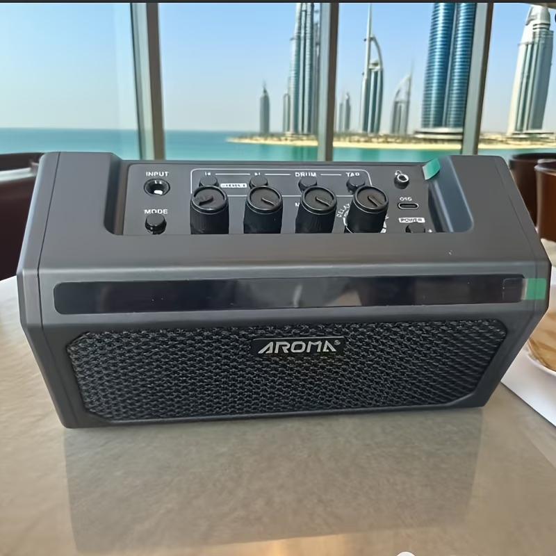 L'amplificatore digitale portatile per chitarra elettrica AROMA è dotato di connettività wireless 5.3 e funzionalità di registrazione diretta OTG, offre 5 canali di effetti di riverbero e delay e include 20 ritmi di batteria.