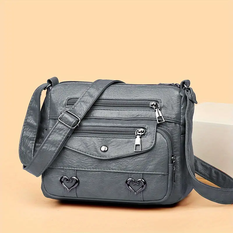 🎀Retro crossbody kabelka s více kapsami, taška přes rameno z měkké PU kůže, dámská kabelka s kovovým srdcem 💼