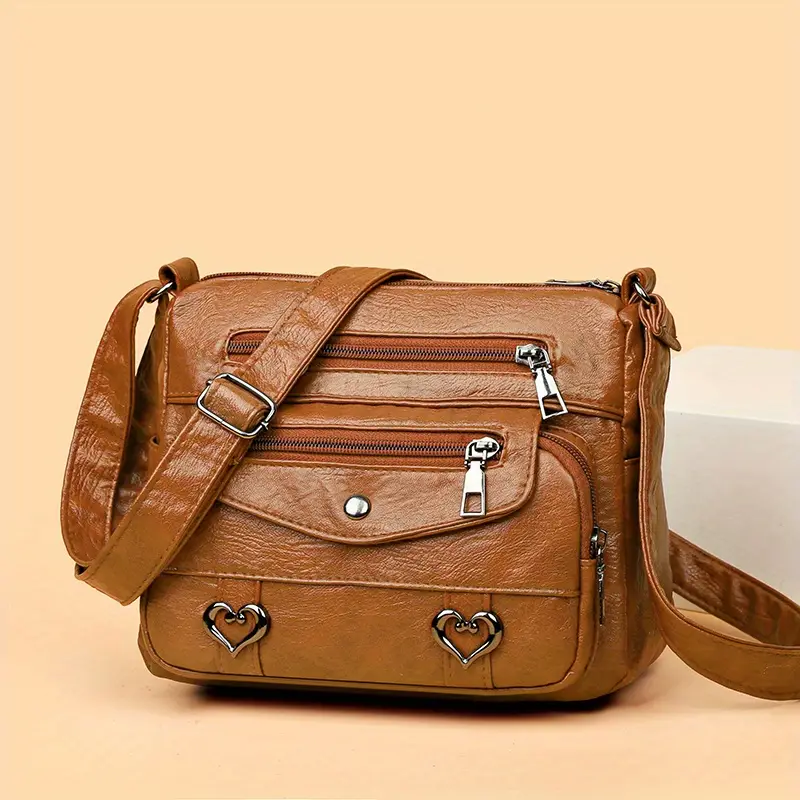 🎀Retro crossbody kabelka s více kapsami, taška přes rameno z měkké PU kůže, dámská kabelka s kovovým srdcem 💼