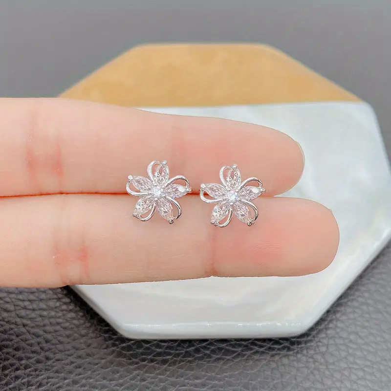 🎁 50% sleva na všechny produkty ! ✨Lesklý jemný květinový design sexy a roztomilé stylové dámské náušnice pozlacené 14K zlatem💖