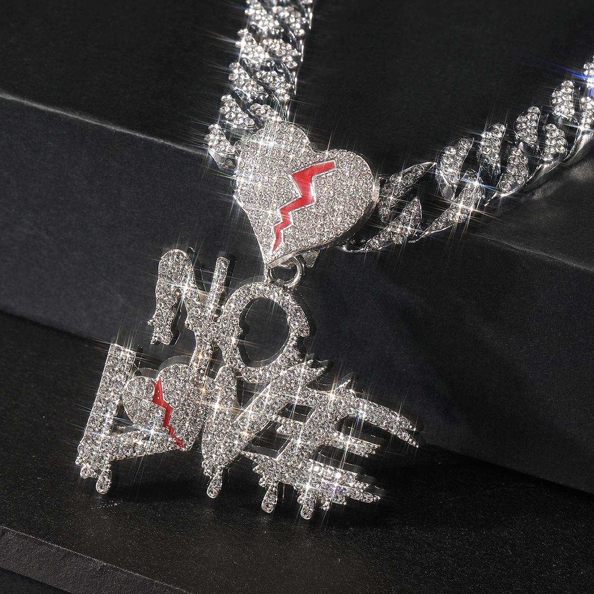 🎁 50% sleva na všechny produkty !💎Pánský přívěsek Love No Love s drahokamu popraskaný🤘
