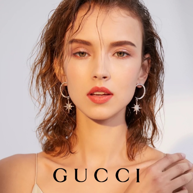 Cercei la modă cu diamante Gucci din aur de 18k