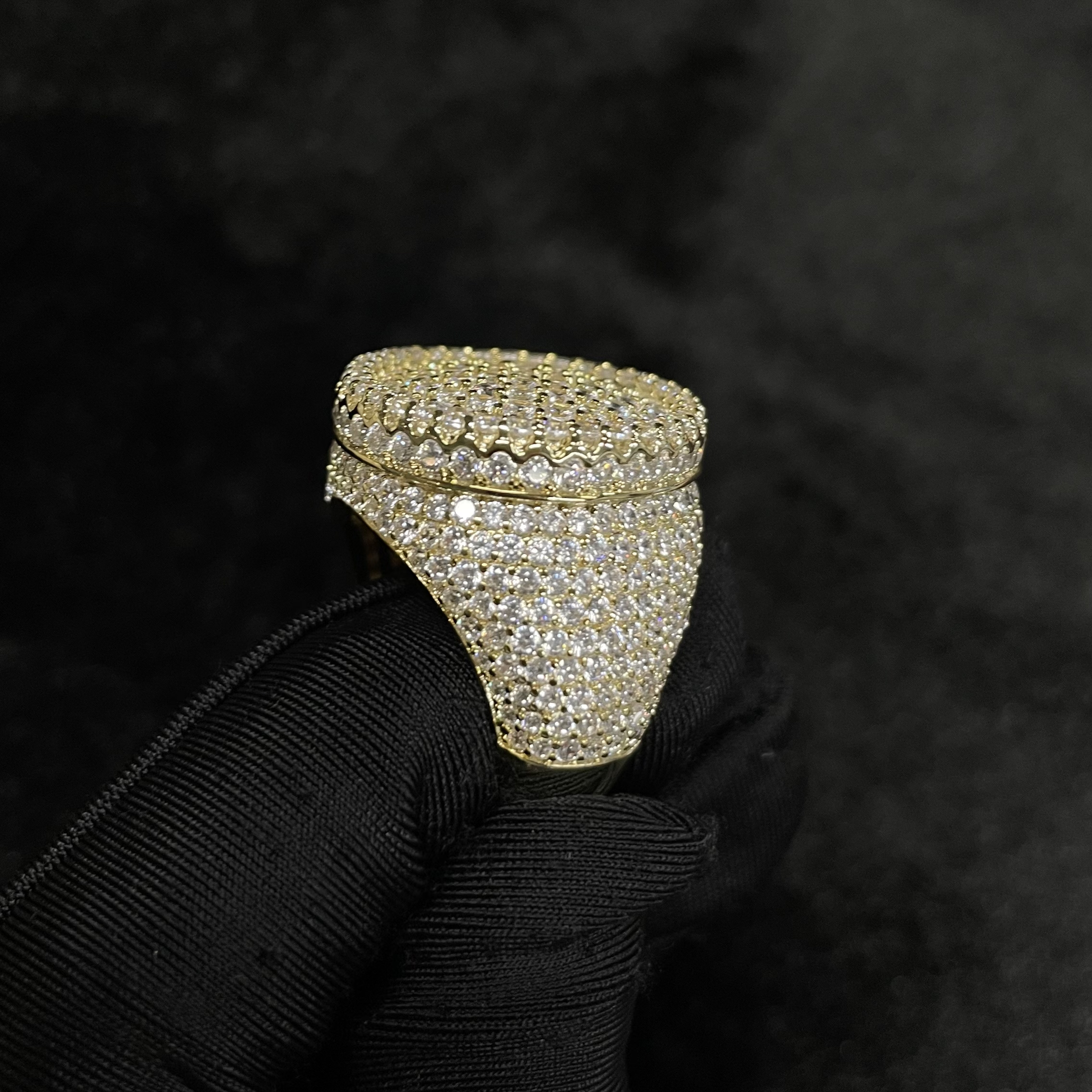 Moissanite Three-dimensional Circular Design Ring