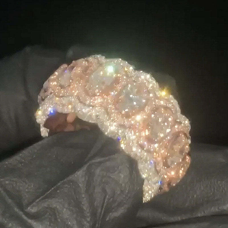 Moissanite Patterned Edge Design Oval Goose Egg Diamond Ring