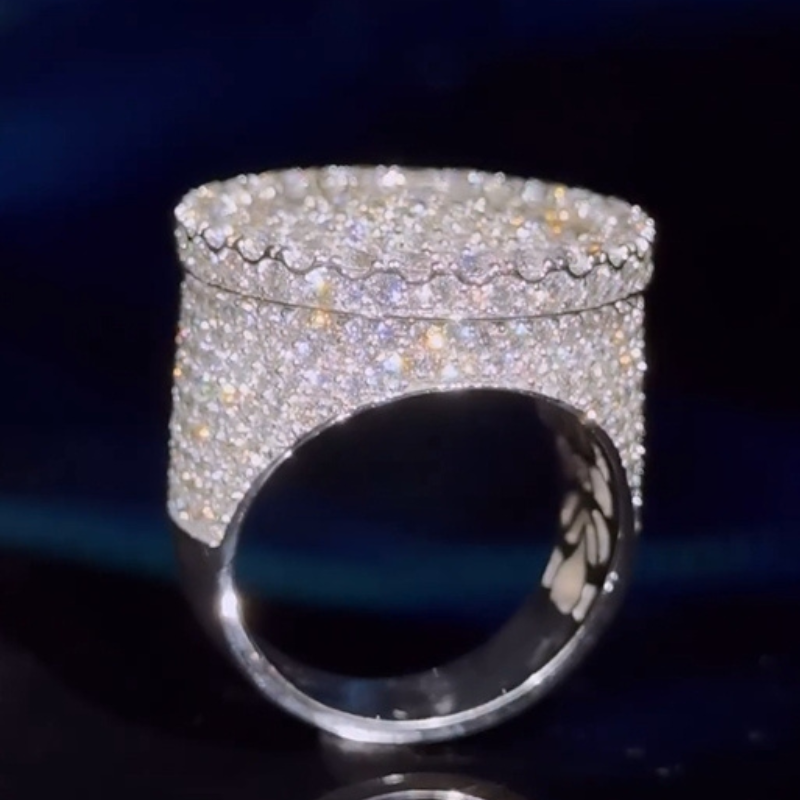 Moissanite Three-dimensional Circular Design Ring