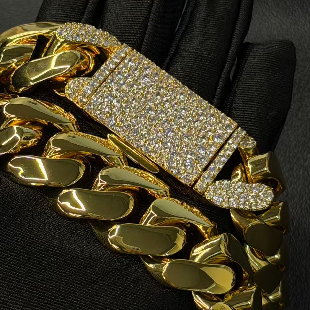 25mm Detail-oriented Design Moissanite Cuban Chain