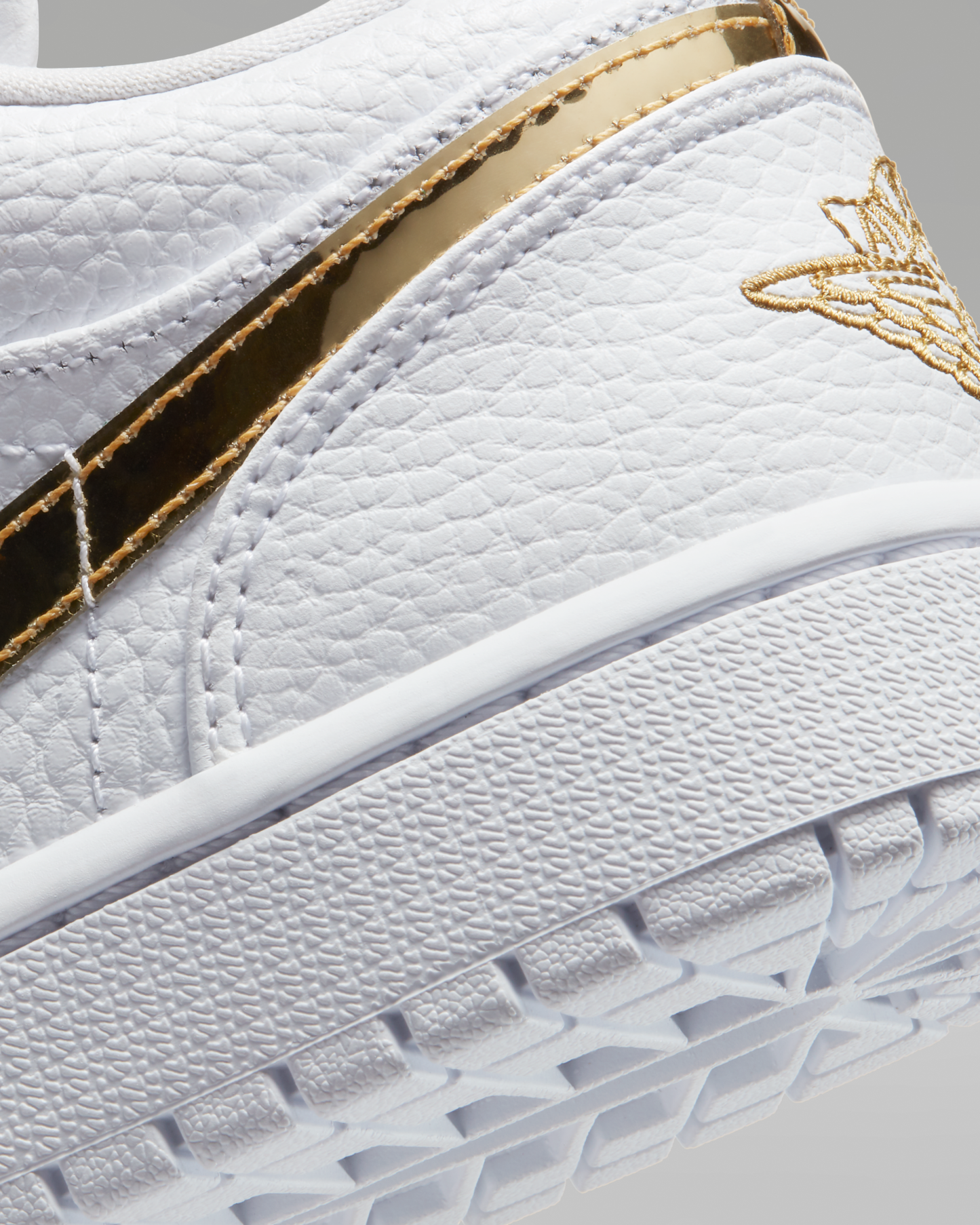 Air Jordan 1 Low SE Women's Shoes - White/White/Metallic Gold - View 8