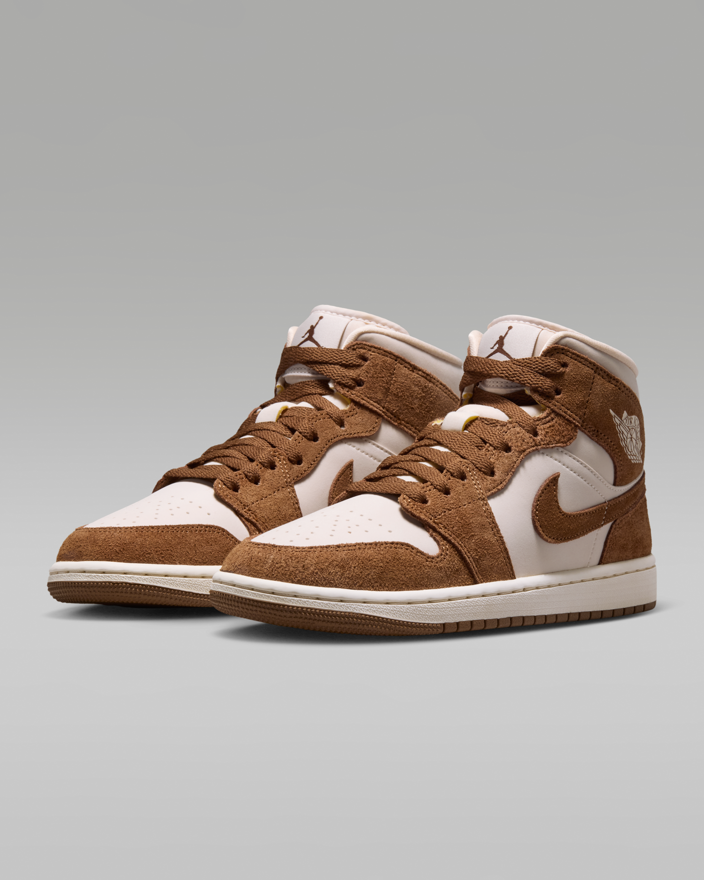 Air Jordan 1 Mid Women's Shoes - Light British Tan/Chalk - View 5