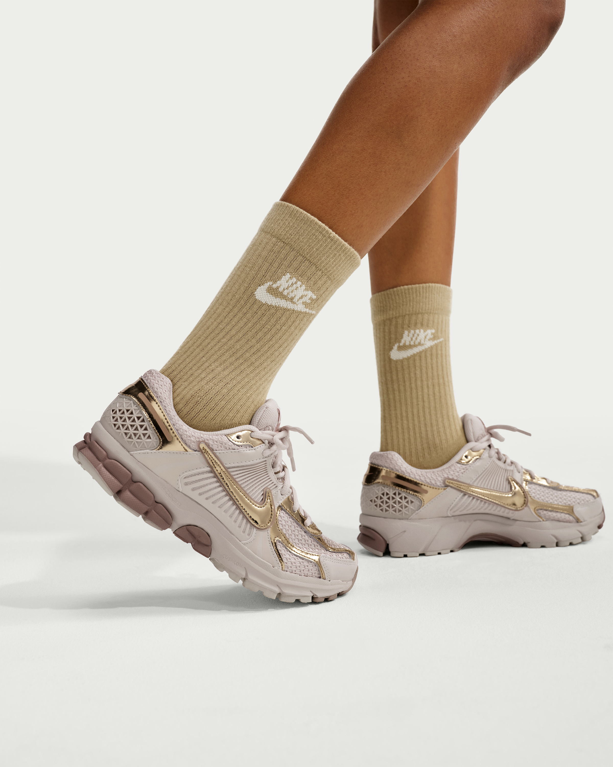 Nike Zoom Vomero 5 Women's Shoes - Light Orewood Brown/Hemp/Phantom/Metallic Gold - View 9