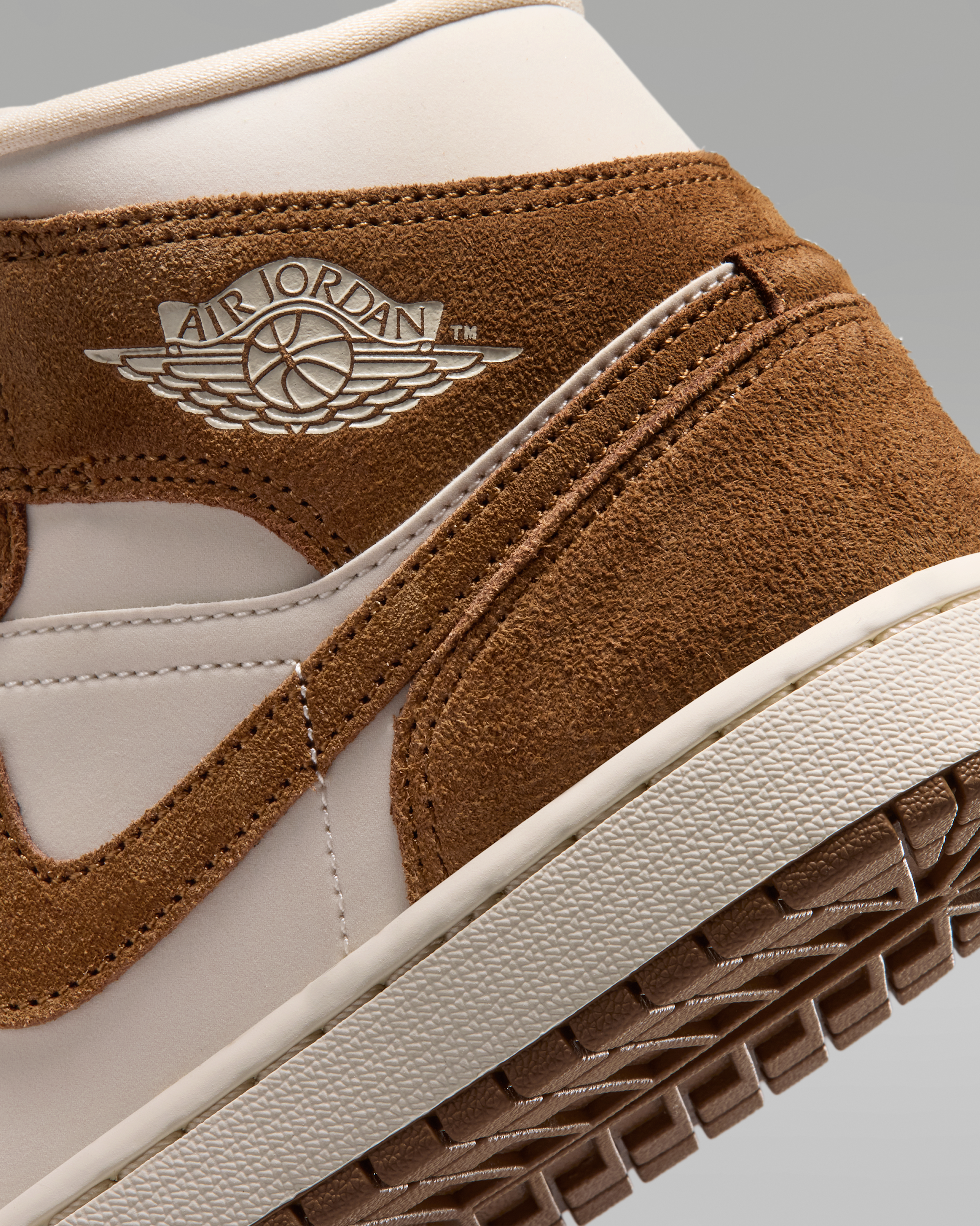 Air Jordan 1 Mid Women's Shoes - Light British Tan/Chalk - View 8