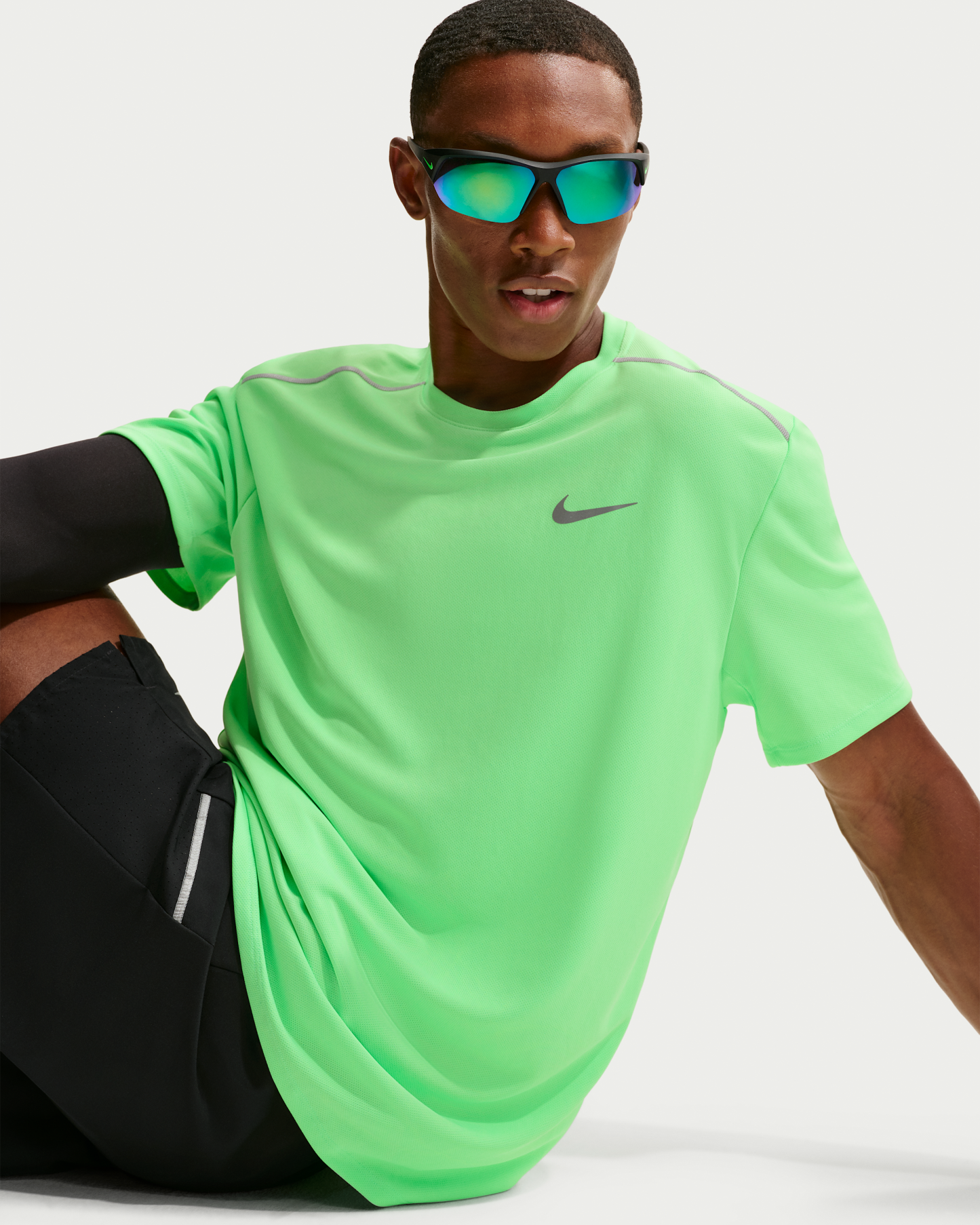 Nike Miler Men's Dri-FIT Short-Sleeve Running Top - Illusion Green/Cucumber Calm - View 3