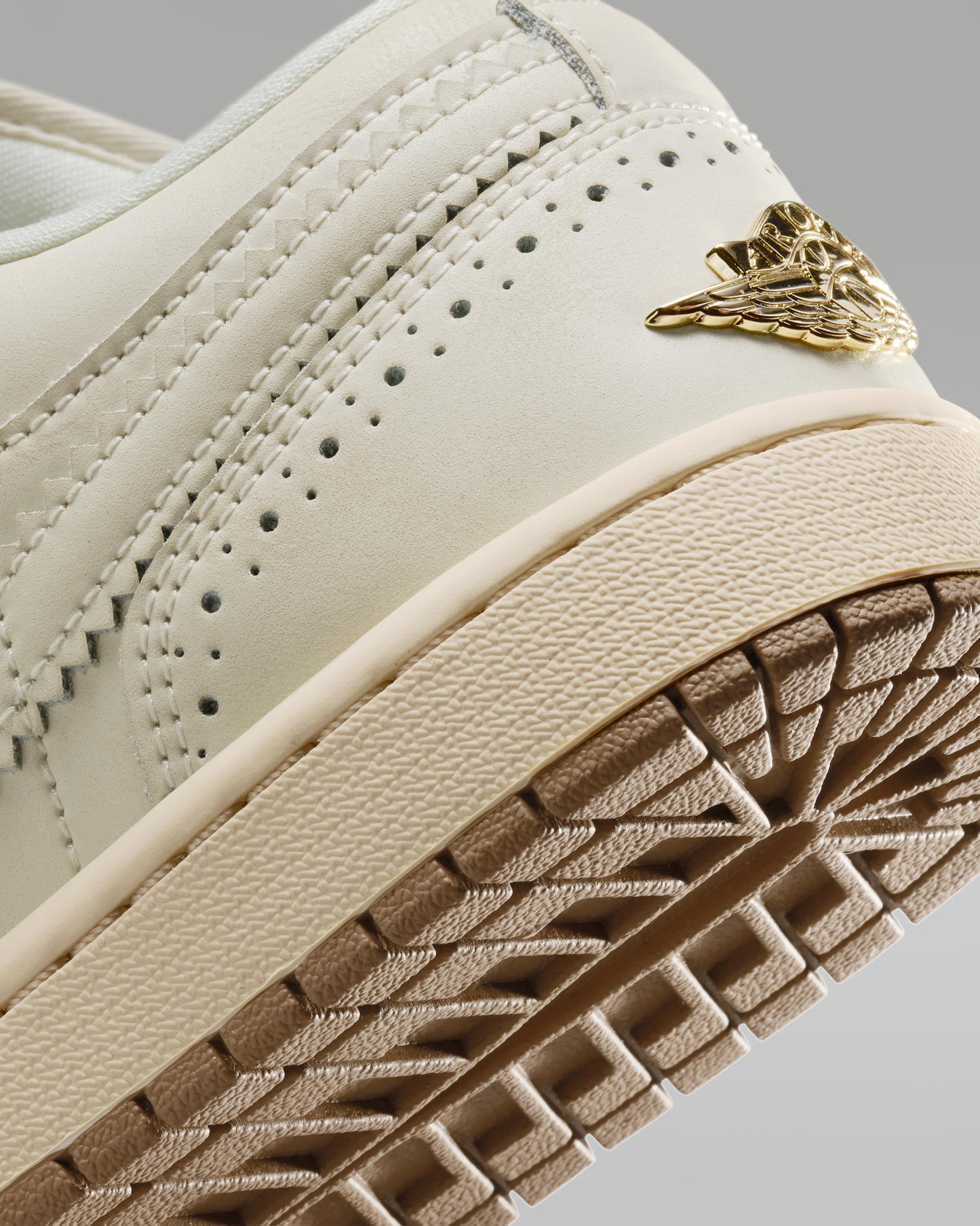Air Jordan 1 Low SE Women's Shoes - Chalk/Metallic Gold/Pearl White/Chalk - View 8