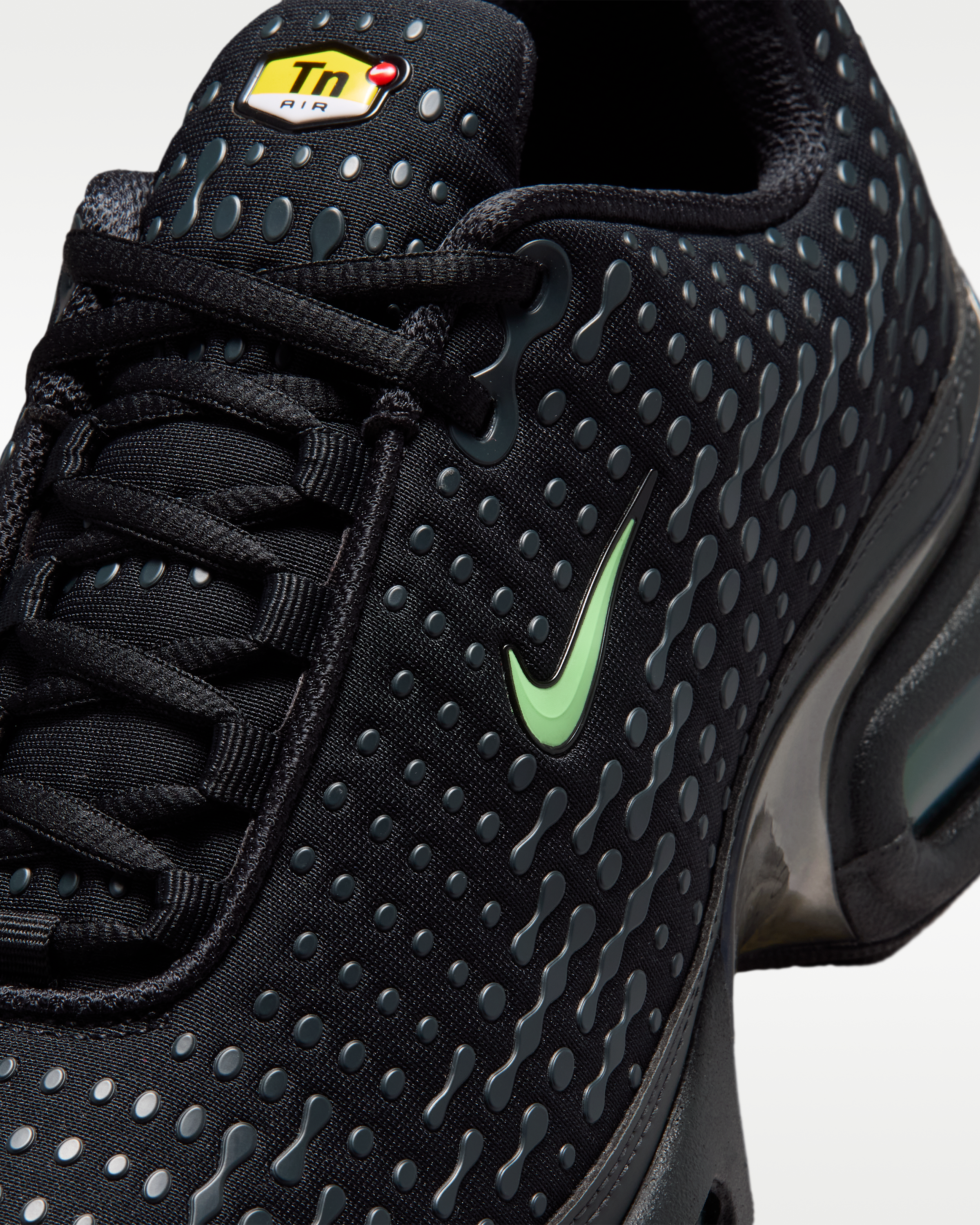 Nike Air Max Plus VII Men's Shoes - Black/Dark Smoke Grey/Metallic Pewter/Illusion Green - View 7
