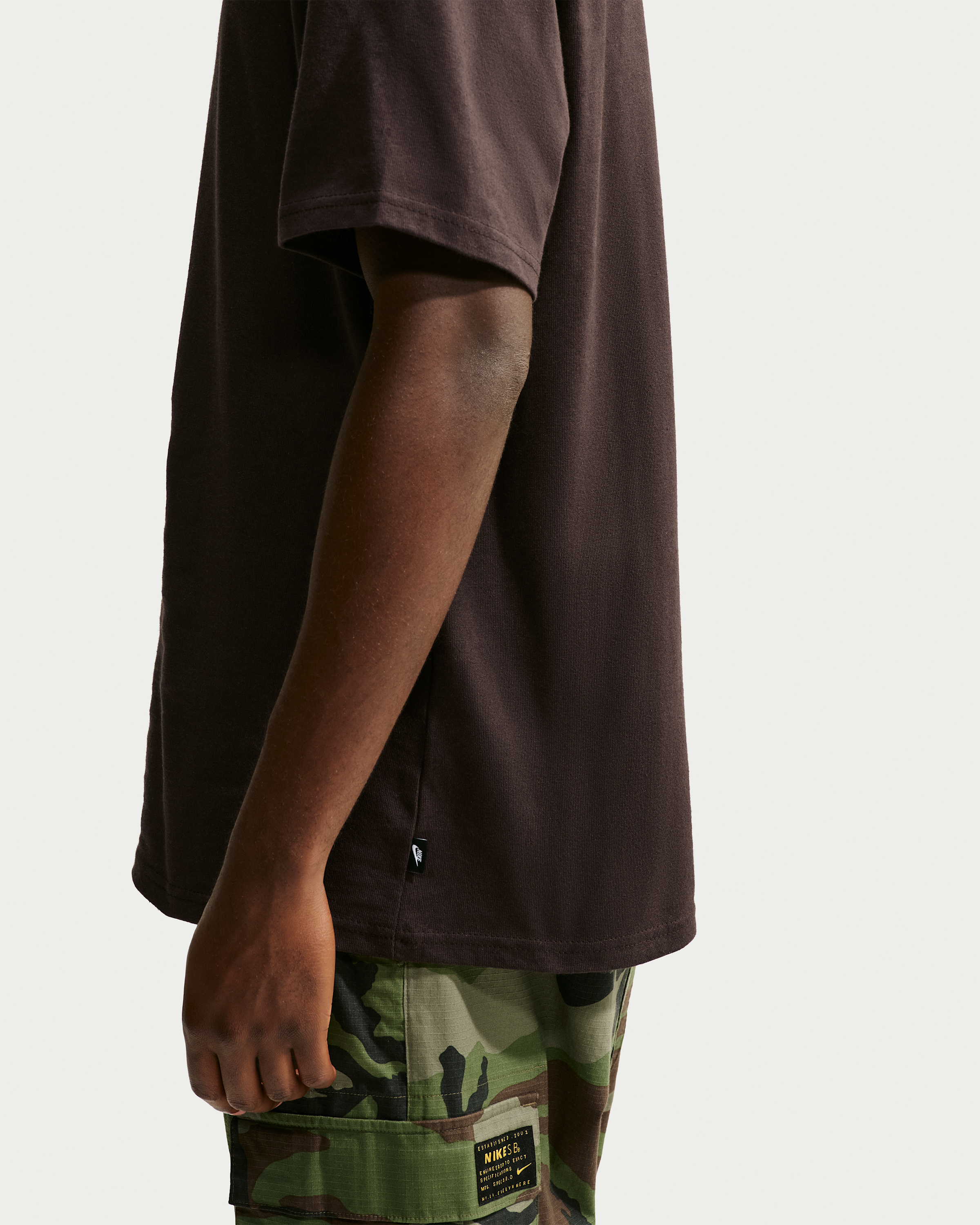 Nike Sportswear Premium Essentials Men's T-Shirt - Velvet Brown/Flat Gold - View 2