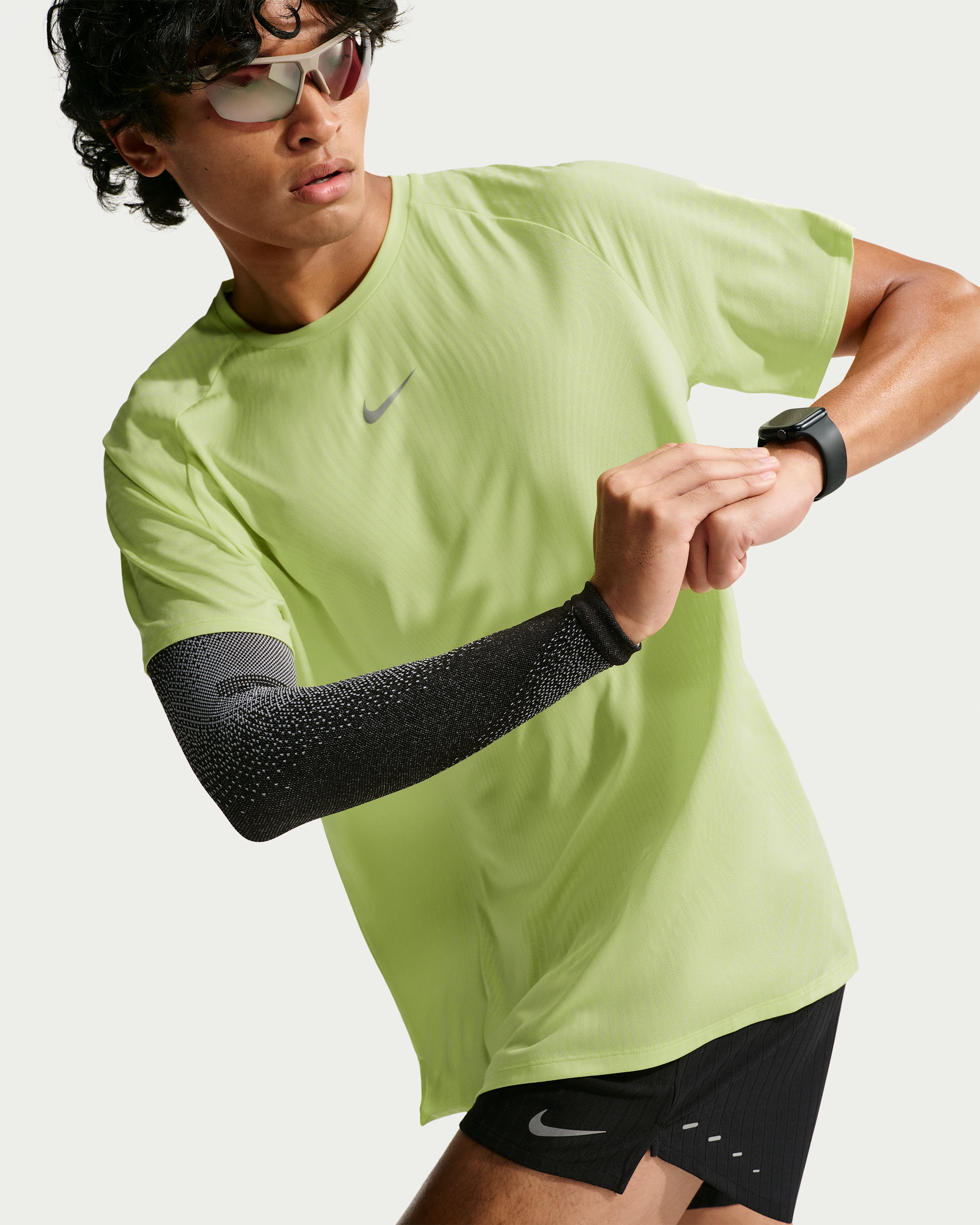 Nike Stride Aero-FIT Men's Short-Sleeve Running Top - Light Lemon Twist/Light Silver - View 1