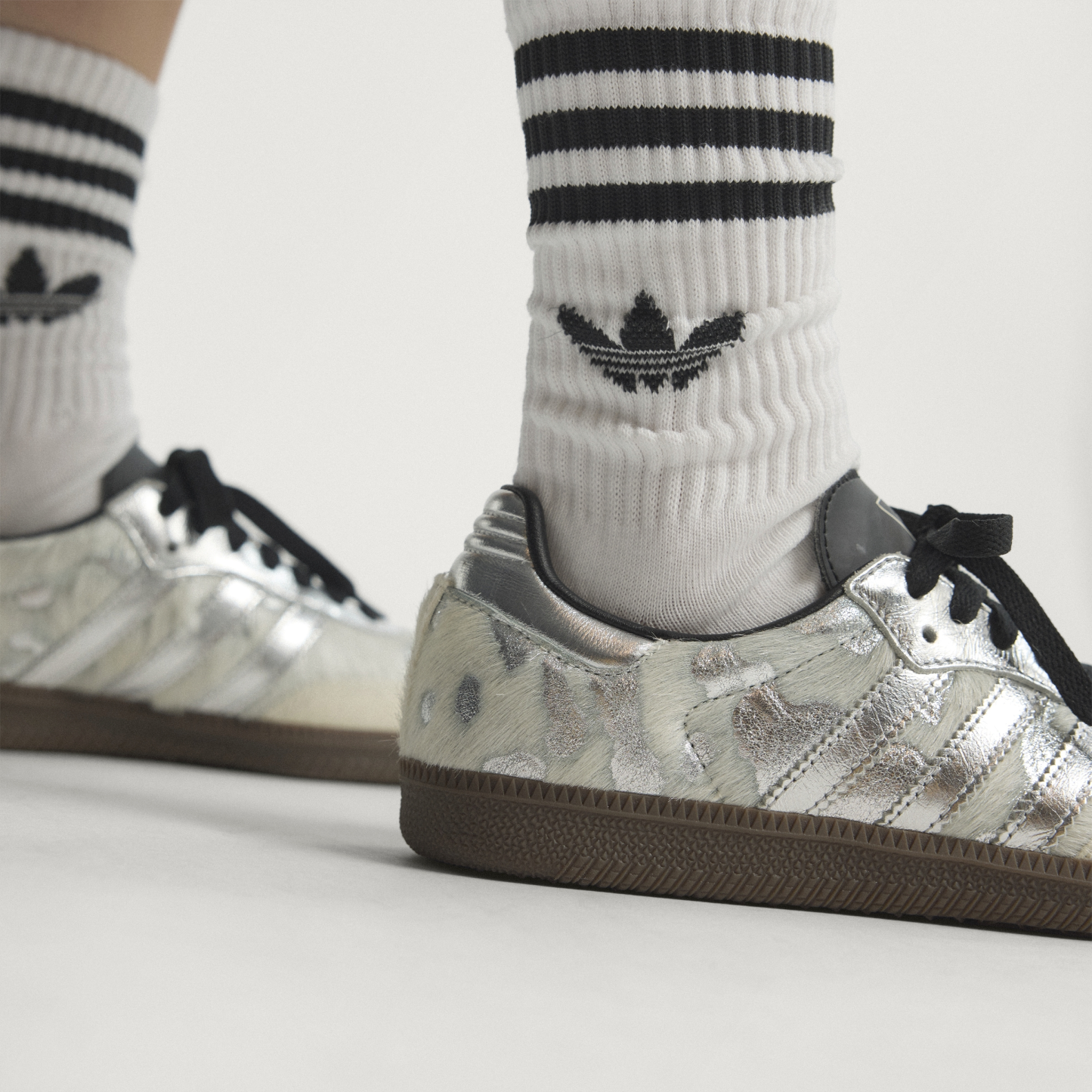 adidas SAMBA OG SHOES - Cream White / Silver Metallic / Core Black - View 8