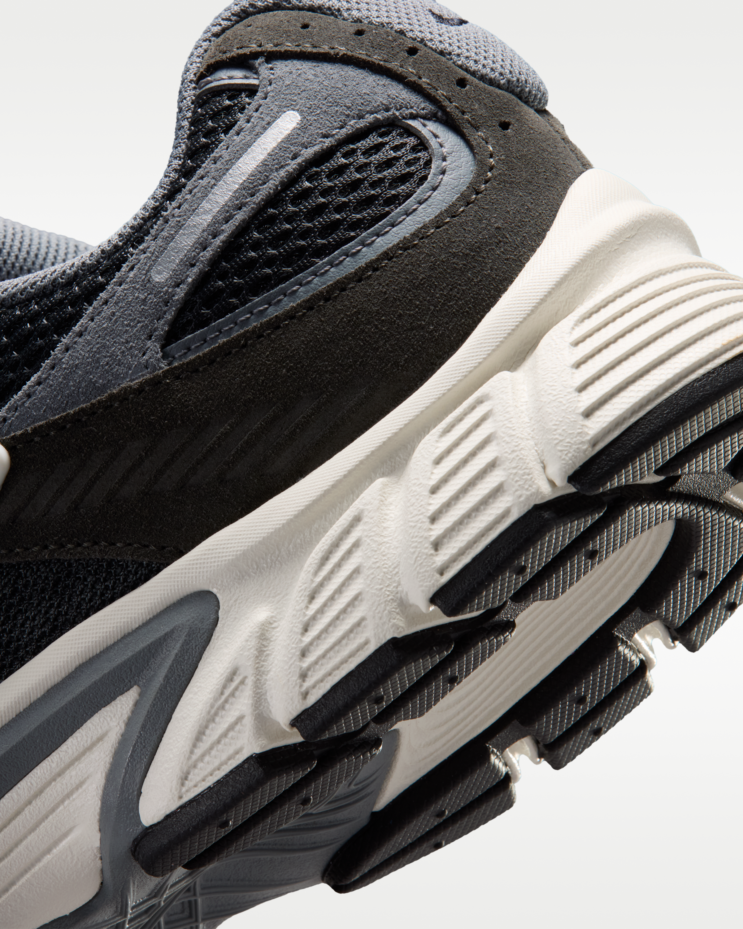 Nike V5 RNR Suede Men's Shoes - Anthracite/Cool Grey/Newsprint/Black - View 8