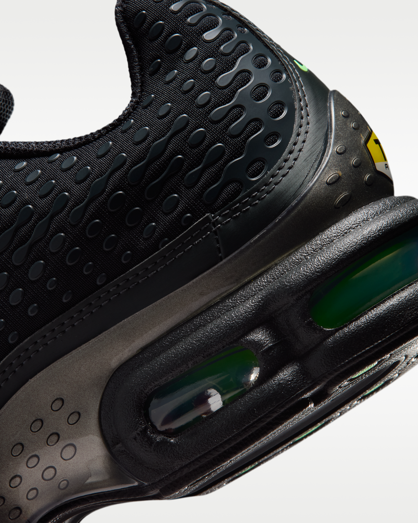Nike Air Max Plus VII Men's Shoes - Black/Dark Smoke Grey/Metallic Pewter/Illusion Green - View 8