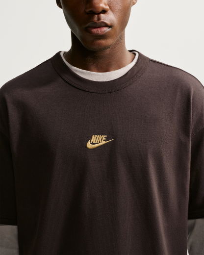 Nike Sportswear Premium Essentials Men's T-Shirt - Velvet Brown/Flat Gold - View 3