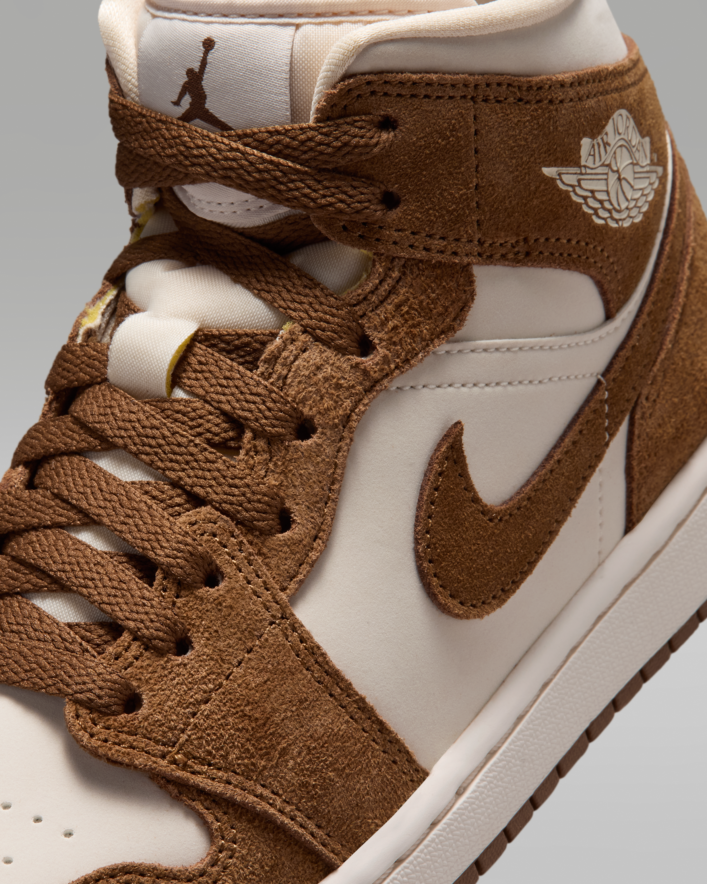 Air Jordan 1 Mid Women's Shoes - Light British Tan/Chalk - View 7