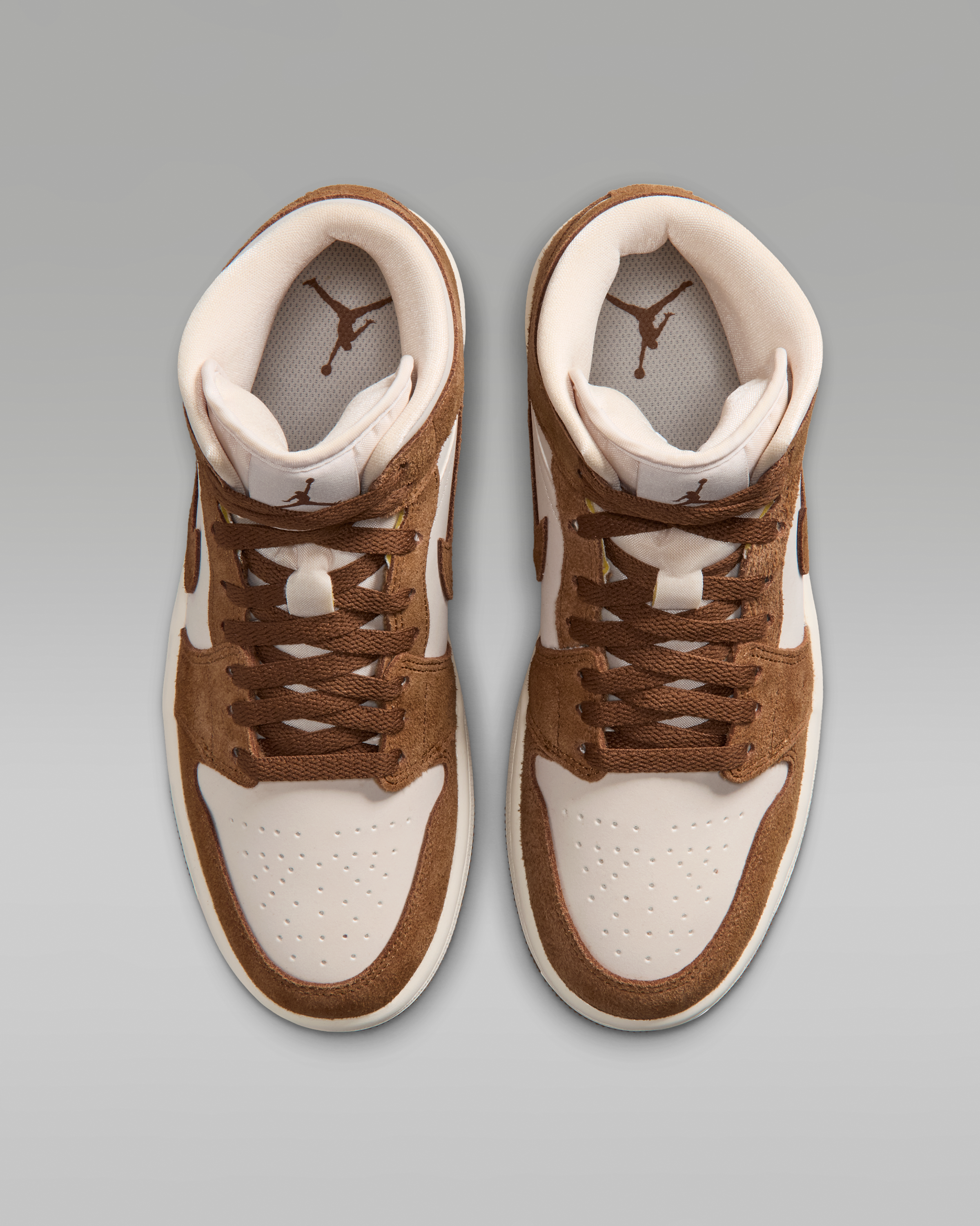 Air Jordan 1 Mid Women's Shoes - Light British Tan/Chalk - View 4