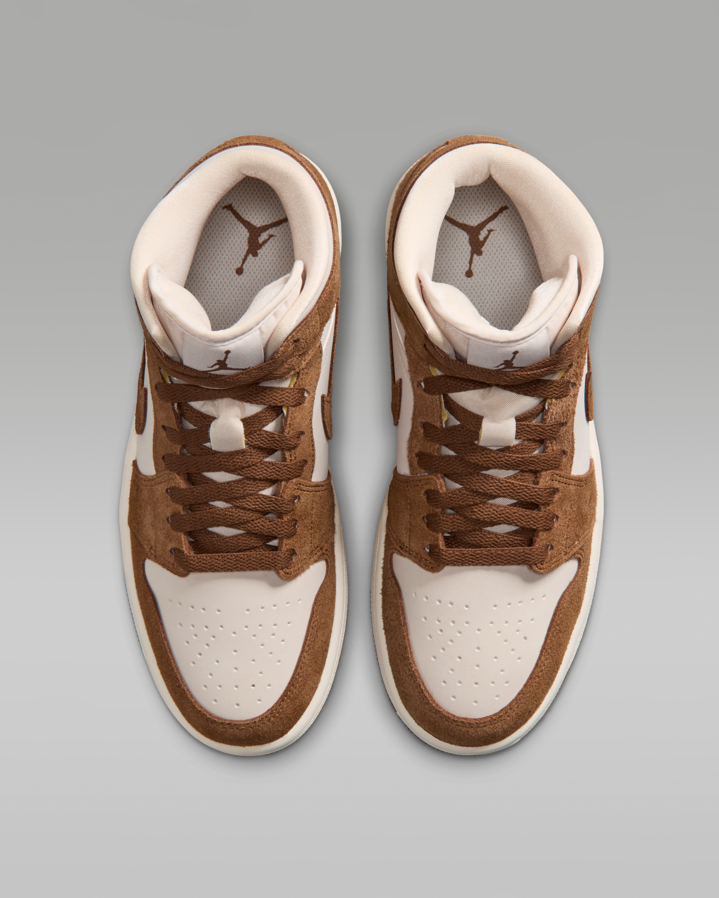 Air Jordan 1 Mid Women's Shoes - Light British Tan/Chalk - View 4