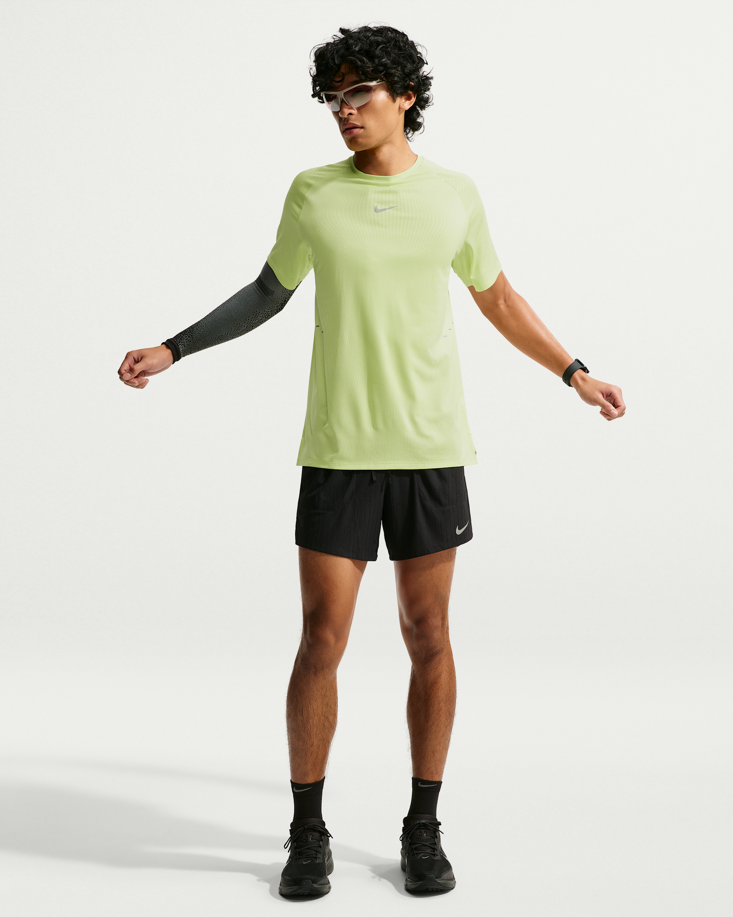 Nike Stride Aero-FIT Men's Short-Sleeve Running Top - Light Lemon Twist/Light Silver - View 4