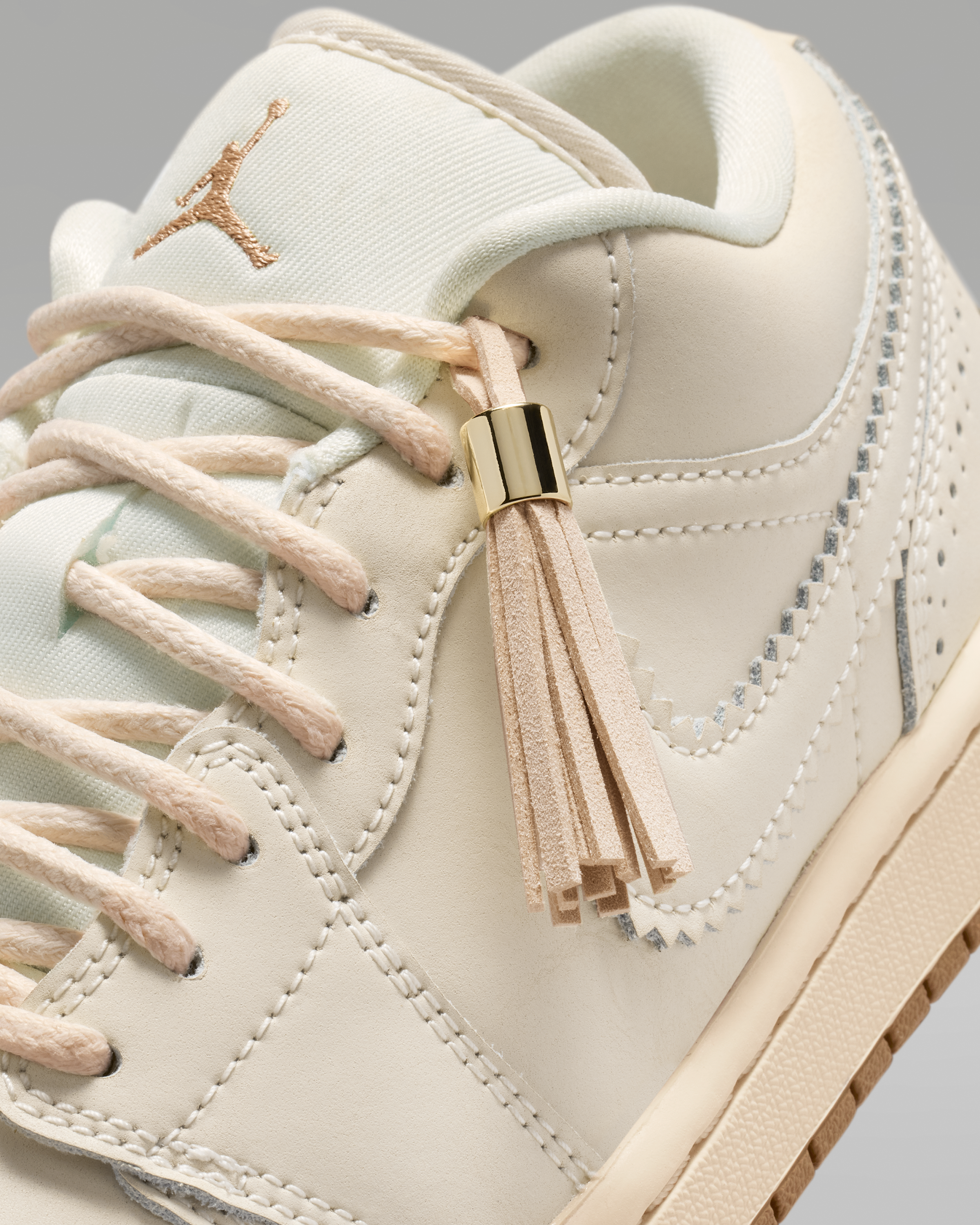 Air Jordan 1 Low SE Women's Shoes - Chalk/Metallic Gold/Pearl White/Chalk - View 9